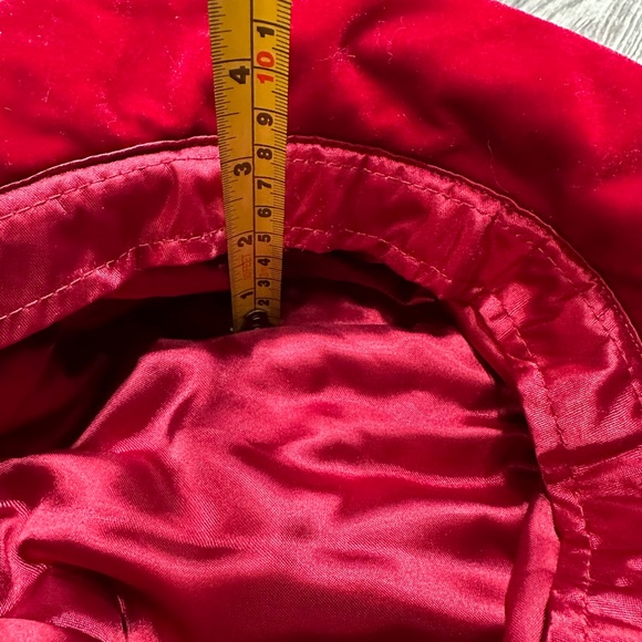 Red Hat Feels Like Velvet W/Buttons - Picture 11 of 11